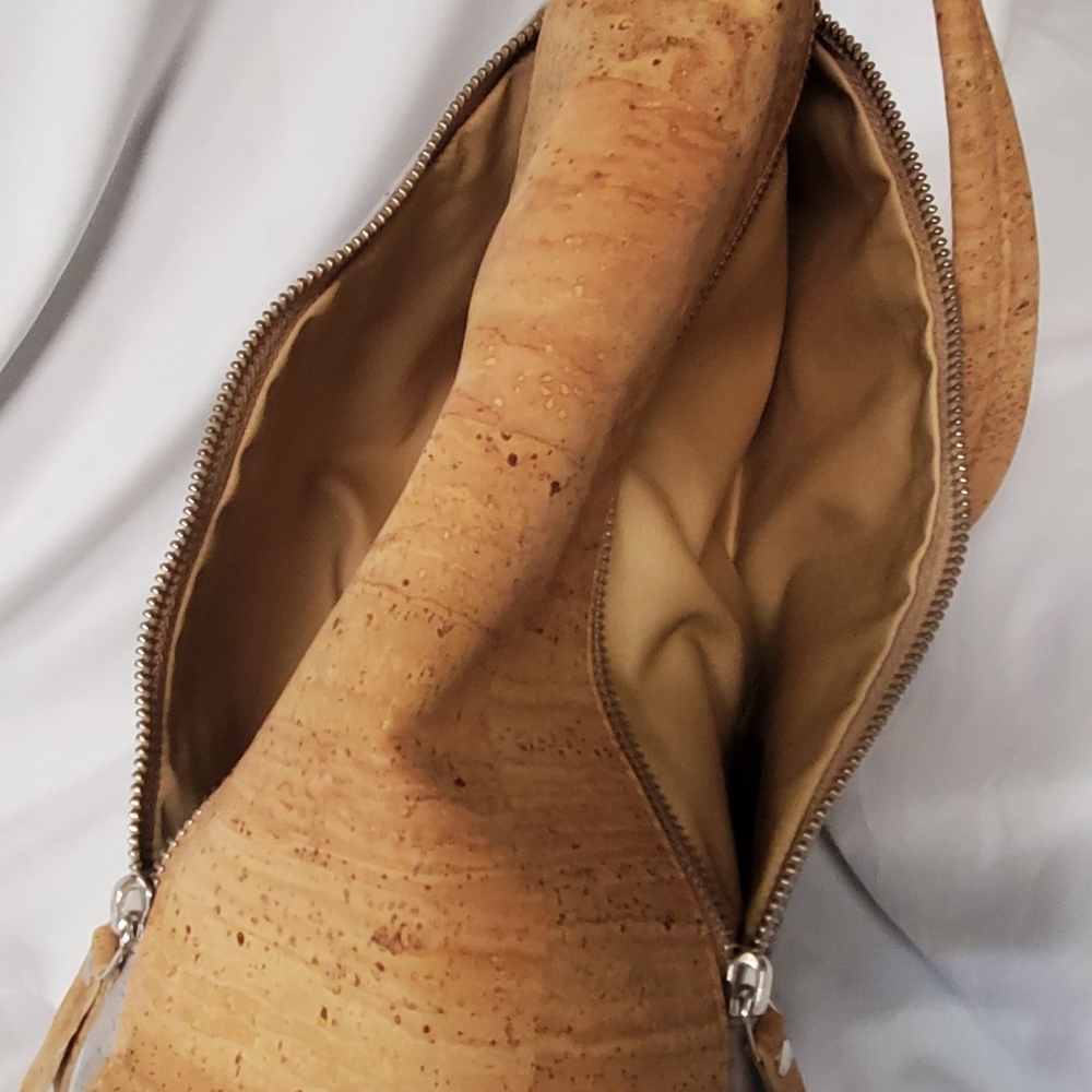 Arteulsa cork shoulder bag. - Picture 4 of 5